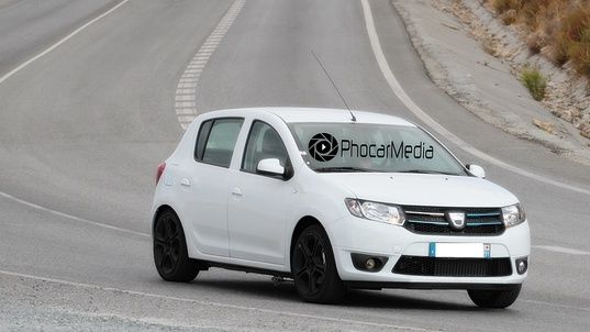 DACIA SANDERO SPORT! Imagini spion cu un nou model Dacia Sandero