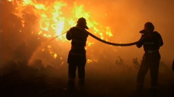 INCENDIU DEVASTATOR la un depozit de reziduuri din Braşov: peste 100 de pompieri au intervenit