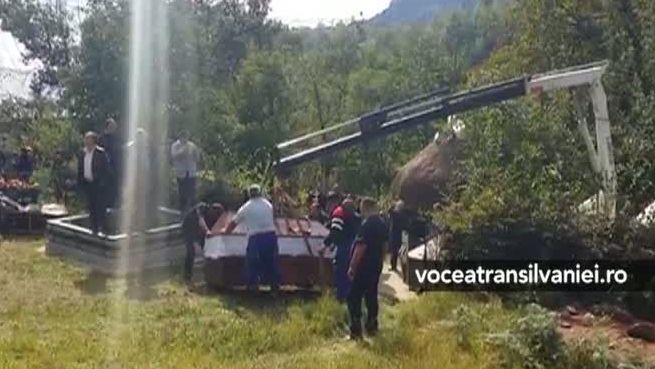 Cea mai grasă femeie din România a fost înmormântată cu macaraua 