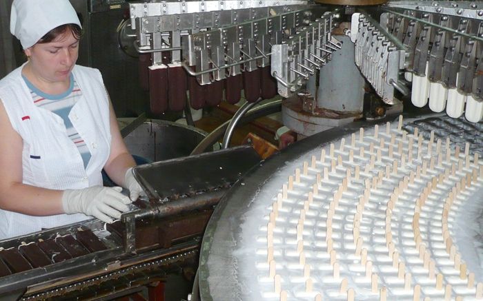 O companie gigant MUTĂ PESTE GRANIŢĂ producţia unui brand românesc