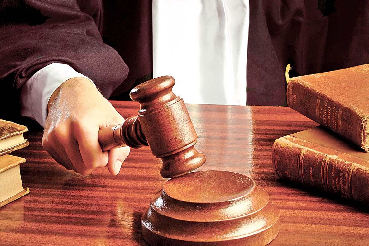 Un primar, doi judecători și un procuror, judecați pentru corupție