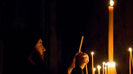 Un bătrân a fost ucis după ce presa a scris că în casa lui se află o comoară