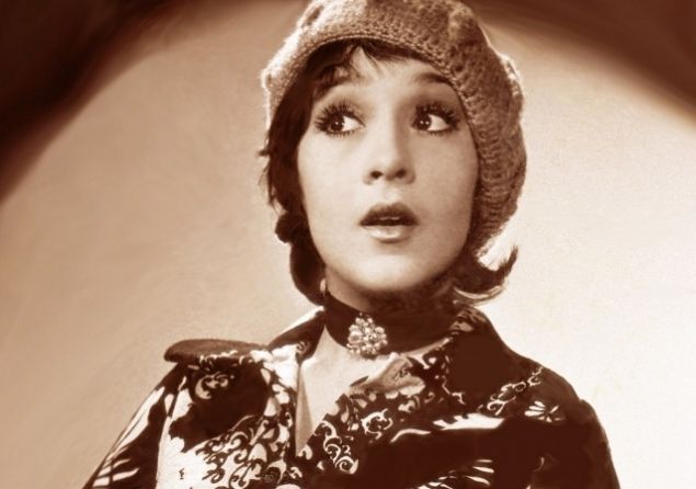 Cerșește pe străzi! Uite în ce hal a ajuns fiica unei legende din România