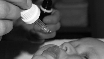 9 MEDICAMENTE pe care să nu le dai NICIODATĂ bebeluşului