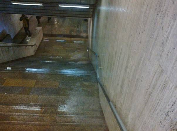 HAOS - Staţiile de metrou au fost INUNDATE, iar trenurile, BLOCATE