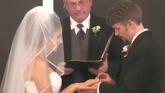 Scenă INCREDIBILĂ în fața altarului