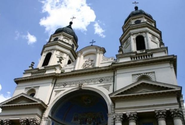 Șase vile şi o sală polivalentă, acordate gratuit Mitropoliei Moldovei şi Bucovinei 