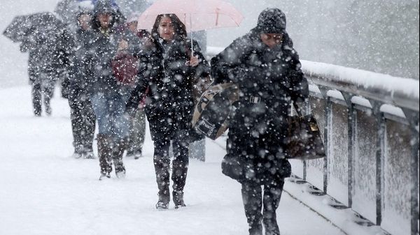 IARNĂ în OCTOMBRIE: NINSORI, VÂNT PUTERNIC, DRUMURI BLOCATE şi maşini avariate de copacii căzuţi