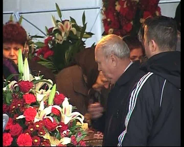 SFÂNTA PARASCHEVA 2014. Atracţia pelerinilor de la Iaşi - veioze cu sfinţi şi tricouri