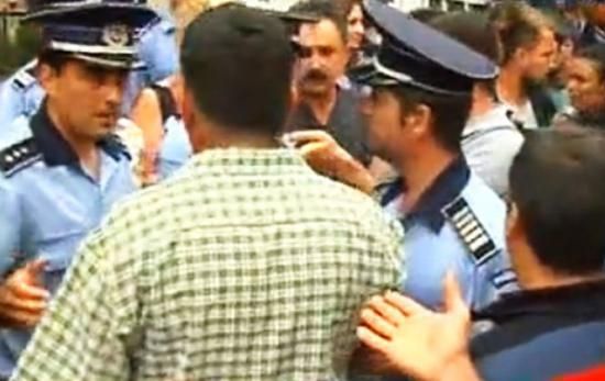 INCREDIBIL - Se întâmplă în România 2014. Ce au făcut doi părinţi în faţa unui liceu