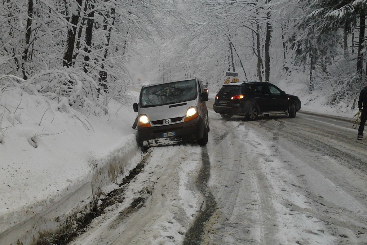De când sunt obligatorii cauciucurile de iarnă. Ce spune Brigada Rutieră