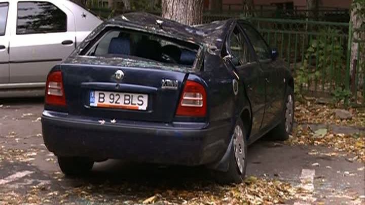 PRĂPĂD în ţară, efectele VÂNTULUI PUTERNIC: MAŞINI DISTRUSE, copaci CĂZUŢI