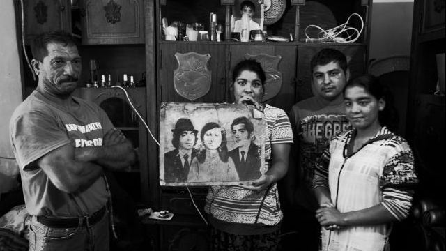 Oameni tratați ca animale: Să vină o macara, să ne ridice și să ne arunce în mare