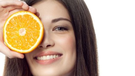 Cum să-ţi ALBEŞTI natural DINŢII, cu ajutorul fructelor