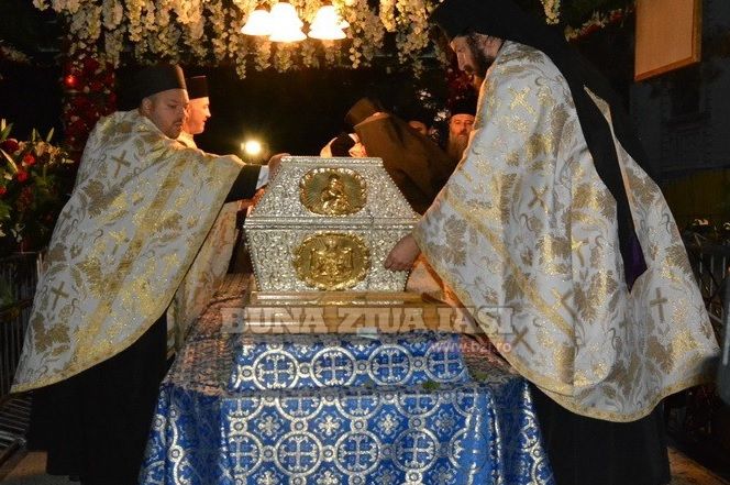 SFÂNTA CUVIOASĂ PARASCHEVA. PELERINAJ impresionant la moaştele Sfintei Cuvioase Parascheva 