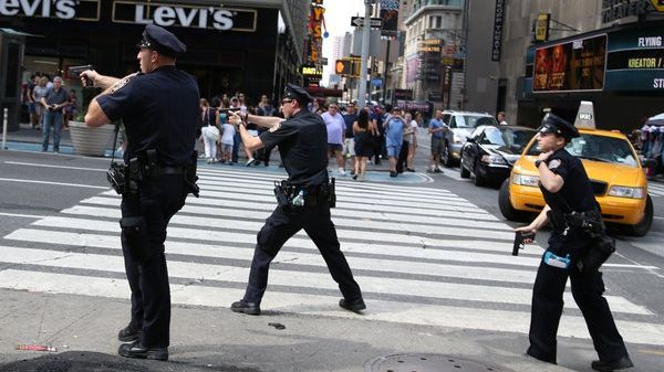 ȘOCANT! Corpul unei femei decapitate a fost târât prin New York