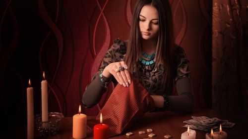 Cum să te ferești de vrăji, descântece și deochi