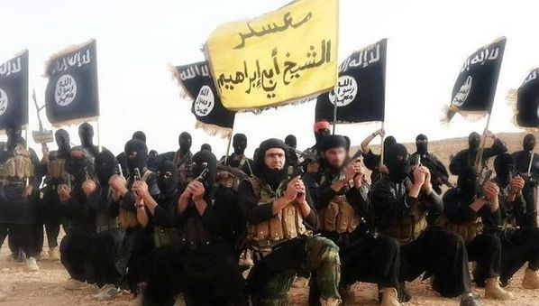 Petrolul alimentează războiul Statului Islamic. Câţi bani fac teroriştii pe piaţa neagră