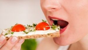 Cum slăbeşti fără să te abţii de la mâncare