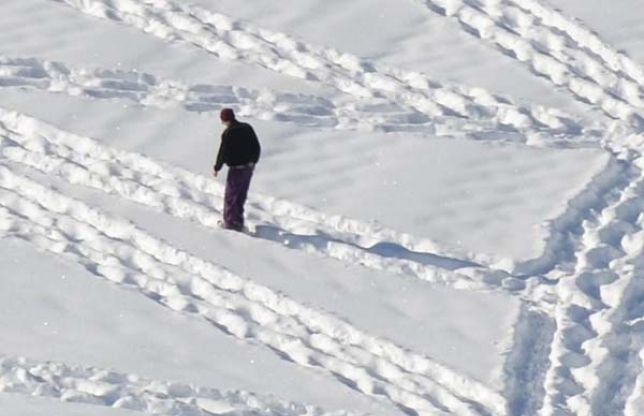 Pare doar un tip ciudat care merge de nebun prin zăpadă. Priveşte mai bine. Vei fi ULUIT!