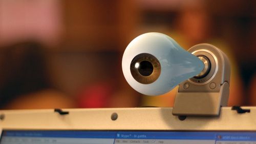 Cum evită oamenii să fie SPIONAȚI? Ai nevoie de BANDĂ ADEZIVĂ