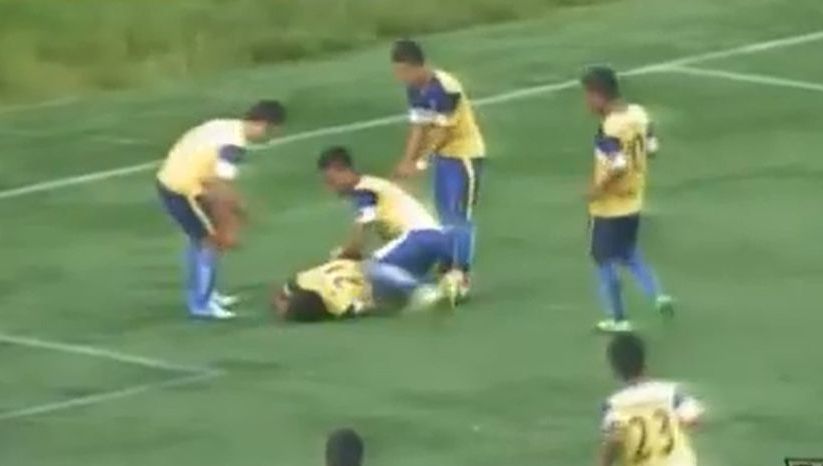 VIDEO ŞOCANT. A murit la doar 23 de ani. S-a întâmplat pe stadion, în faţa spectatorilor îngroziţi