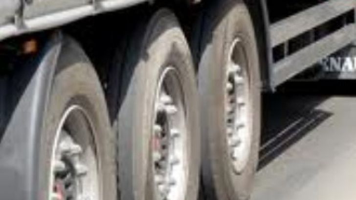 ACCIDENT SPECTACULOS în Satu Mare, după ce o maşină a intrat sub un TIR: un mort 