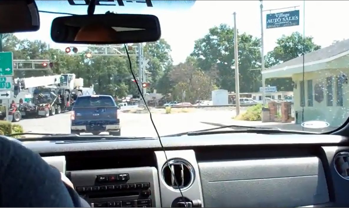 Momentul dramatic în care un tren spulberă un camion, sub ochii şoferilor îngroziţi