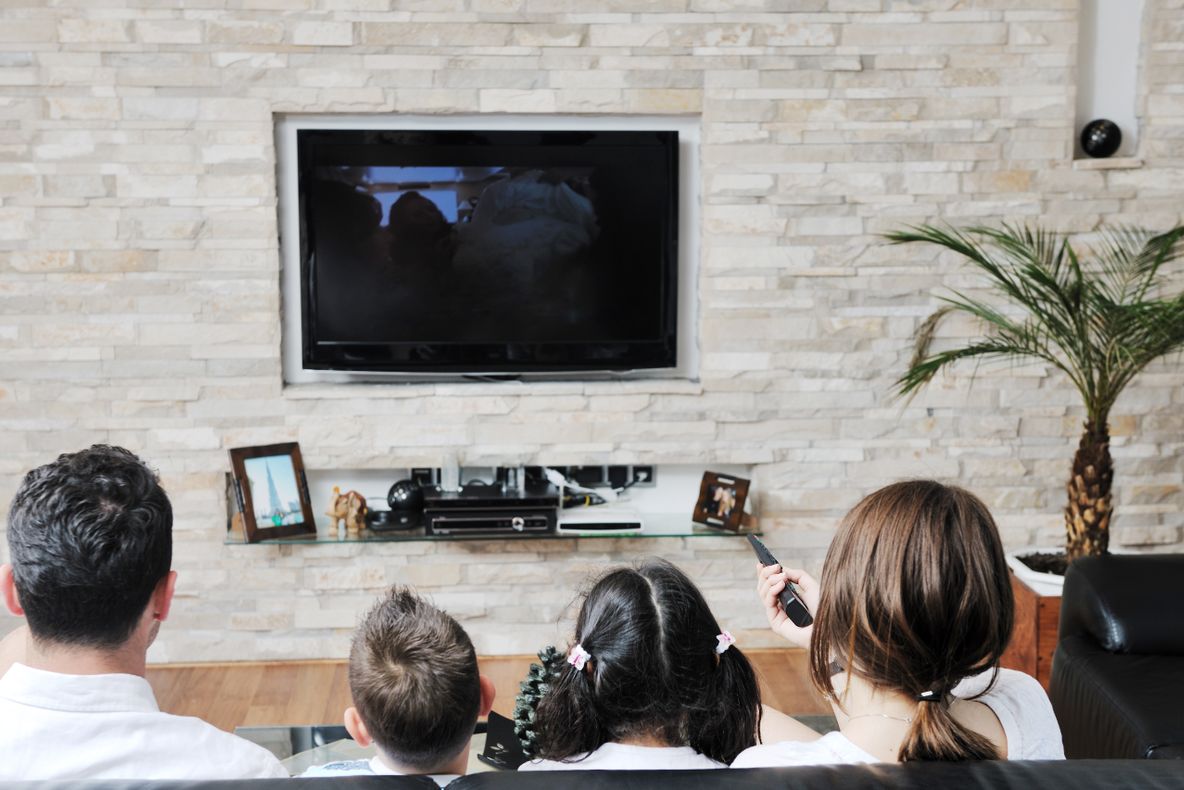 La ce DISTANŢĂ trebuie să stăm de TELEVIZOR? Vezi ce spun specialiştii