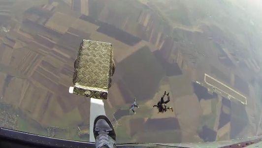 A cântat la vioară în timp ce a sărit cu paraşuta de la 3.000 de metri