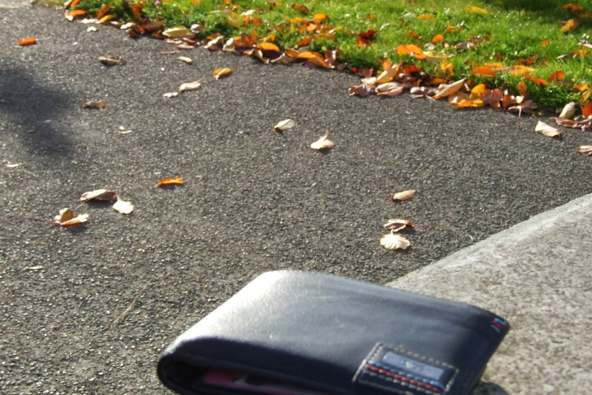 Ce a făcut o femeie din Rădăuţi care a găsit pe stradă un portofel cu bani