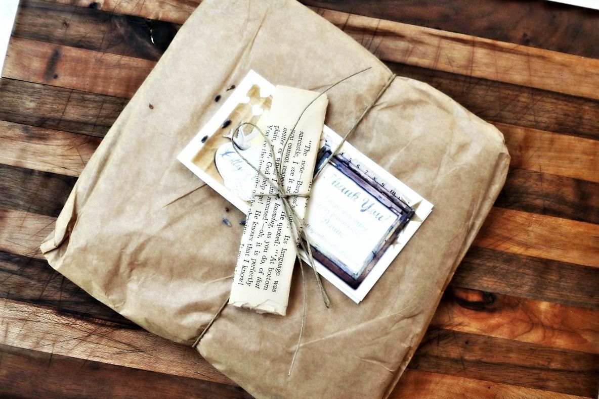 A primit acasă coletul comandat online. Când l-a deschis a ÎNCREMENIT. Ce a găsit în el