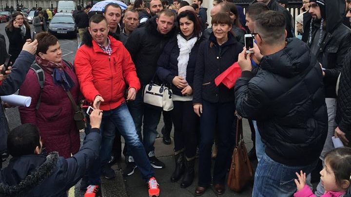 ALEGERI PREZIDENŢIALE 2014 DIASPORA. Macovei, la coada de la ICR Londra: Duceţi-vă la vot!