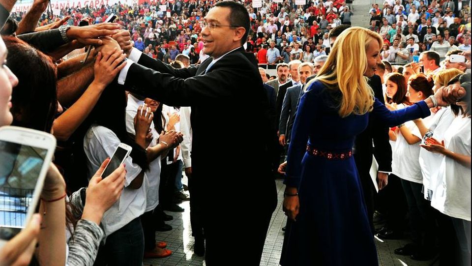 Victor Ponta, cu bodyguarzii, la Operă