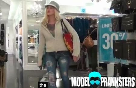 O tânără a umblat dezbrăcată pe stradă. Ce reacție au avut trecătorii