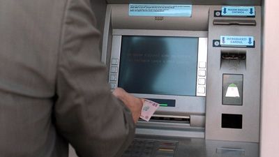 ȘMECHERIA de la bancomat! Vom avea comisionul la vedere din martie 2015, dar...