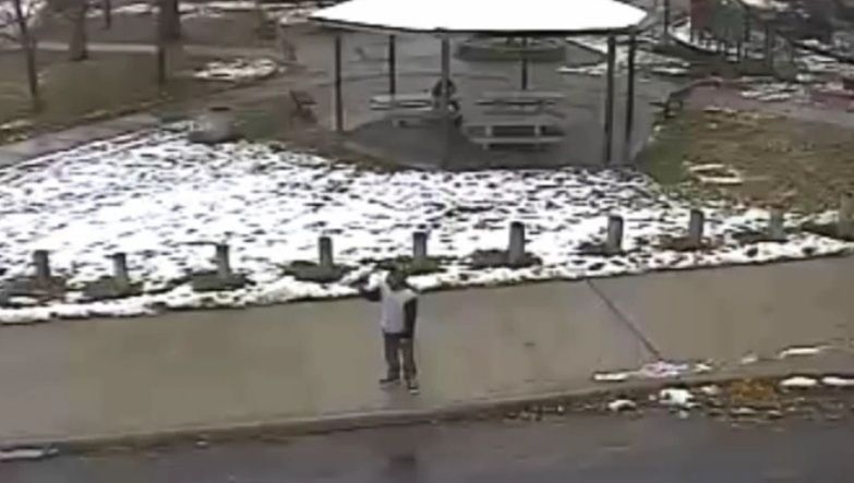 VIDEO - Momentul în care băiatul de culoare din Cleveland este împuşcat de poliţişti