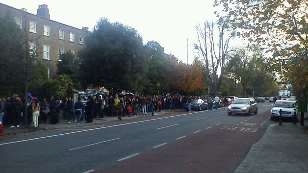 Bătaie de joc la secțiile de vot din Dublin. "Coadă infernală, nicio șansă să votăm"