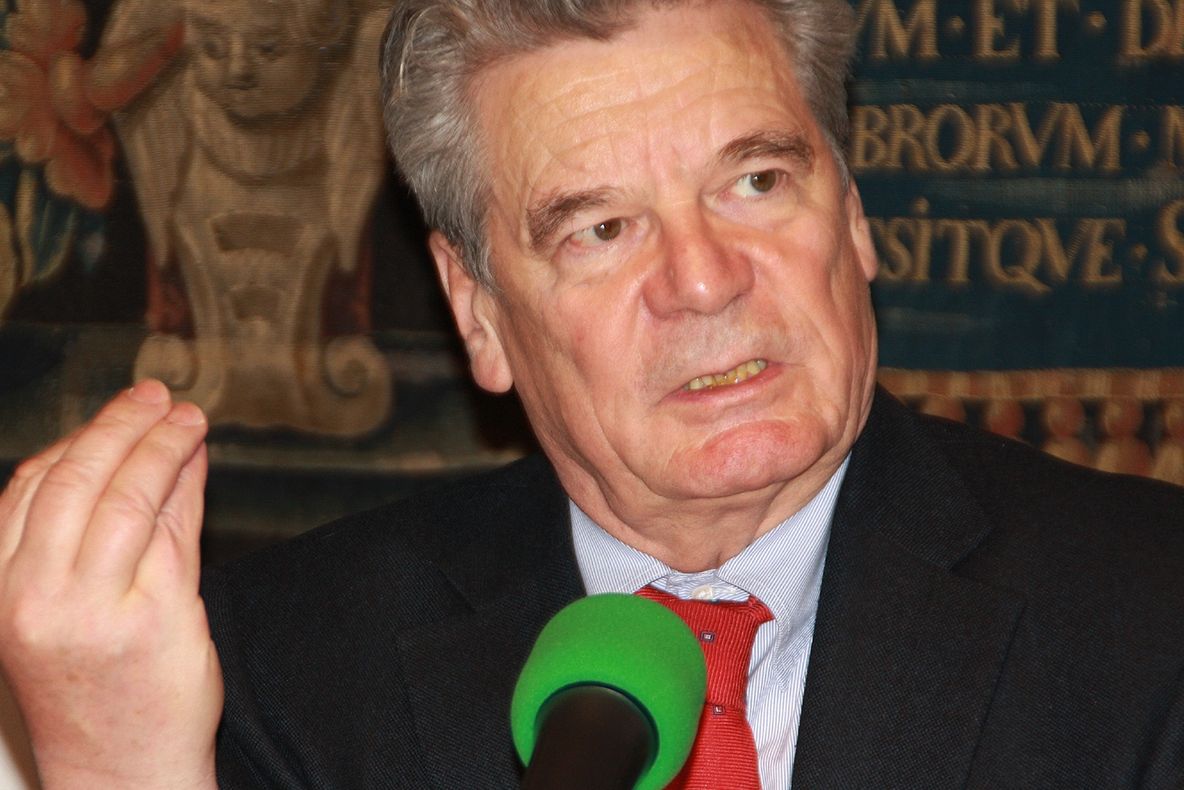 Preşedintele Germaniei, lovit în cap cu un ou aruncat spre omologul său ceh