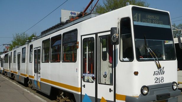ACCIDENT în Pasajul Lujerului din Capitală. Tramvaiul 41, BLOCAT o oră şi jumătate
