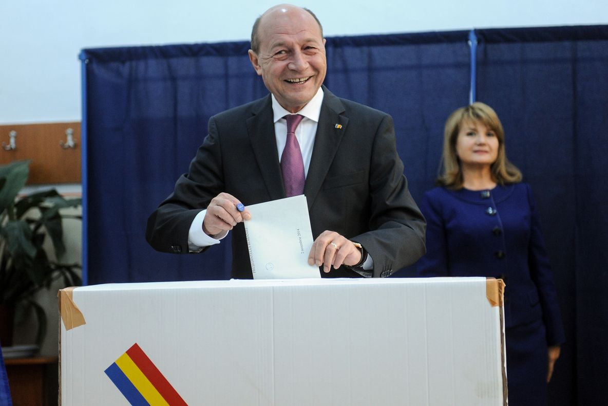 TRAIAN BĂSESCU cere DEMISIA miniștrilor CORLĂȚEAN și STANOEVICI