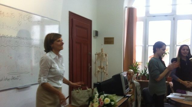 KLAUS IOHANNIS PREŞEDINTE. Prima Doamnă a României, VIDEO EMOŢIONANT. Cum a fost PRIMITĂ de elevi 