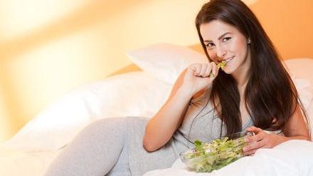 VREI SĂ DORMI MAI BINE? Iată ce alimente trebuie să mănânci