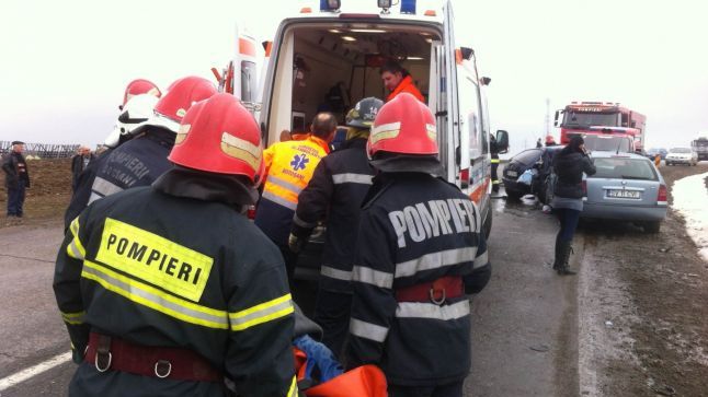 TRAGEDIE. Doi muncitori au fost prinși sub PĂMÂNT, în Mehedinți. Unul dintre ei a MURIT