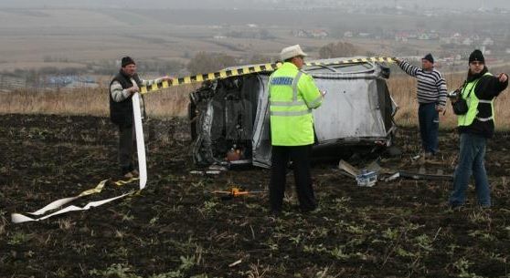 Tânăr implicat într-un accident, găsit mort într-o prăpastie, la 80 de metri de maşină