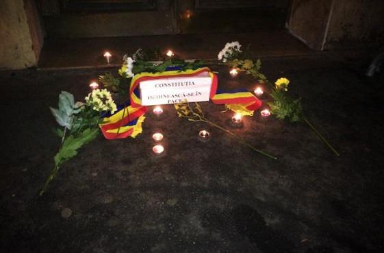 REZULTATE ALEGERI PREZIDENŢIALE FRANŢA. Film EMOŢIONANT la COADĂ la Ambasada României din Paris