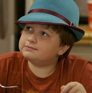 Cum arată astăzi puștiul din "Doi bărbaţi şi jumătate"