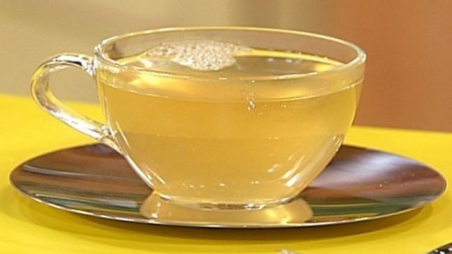 Motive surprinzătoare pentru care este bine să bei apă cu miere