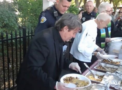 A hrănit oamenii fără adăpost. Ce a urmat întrece orice imaginație