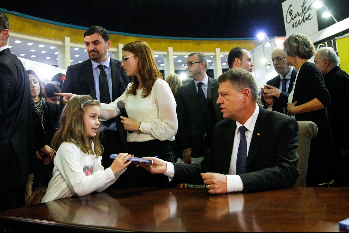 Veşti EXCELENTE pentru Klaus Iohannis la numai o zi după lansarea volumului "Pas cu pas"